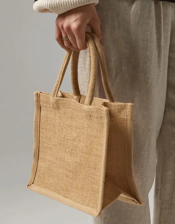 Natural Starched Jute Mini Gift Bag porté — vue 1