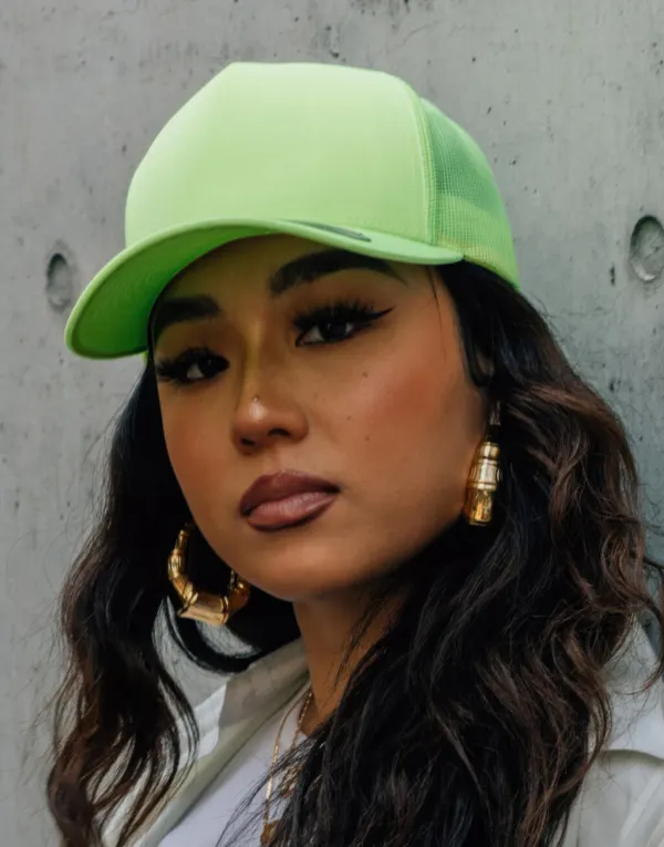 Neon Retro Trucker porté — vue 1
