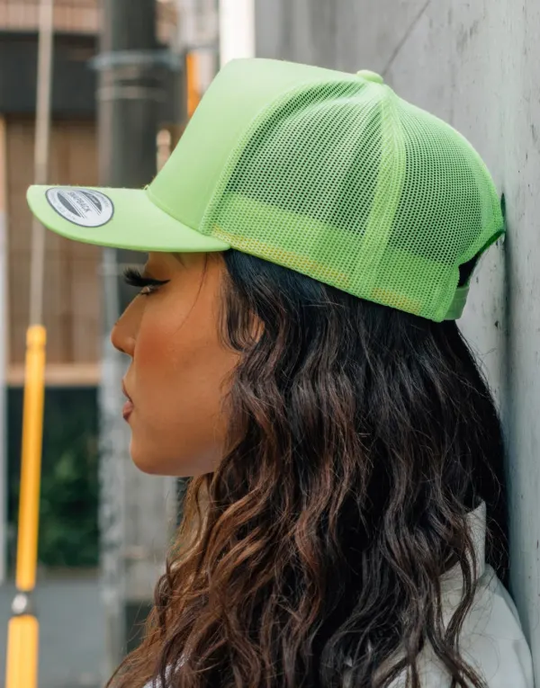 Neon Retro Trucker porté — vue 2