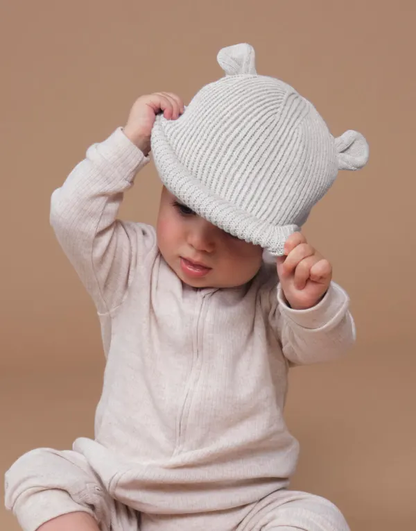 Organic Baby Bear Beanie porté — vue 1