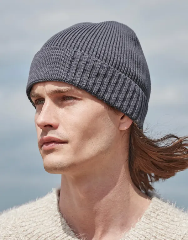 Organic Cotton Engineered Patch Beanie porté — vue 2