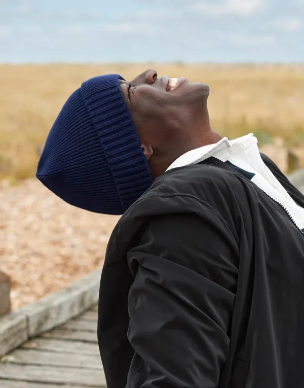 Organic Cotton Engineered Patch Beanie porté — vue 4