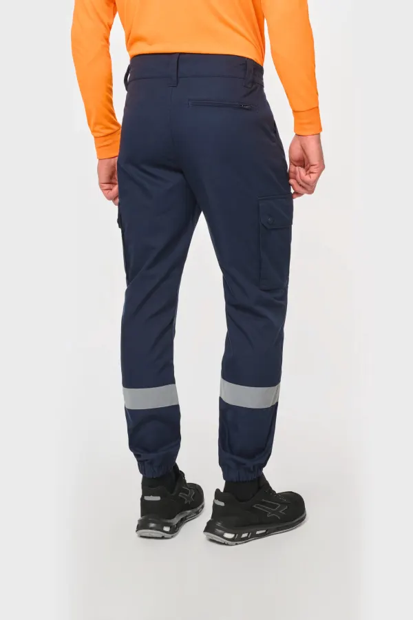 Pantalon cargo unisexe avec bas élastiqué et bande réfléchissante porté — vue 1