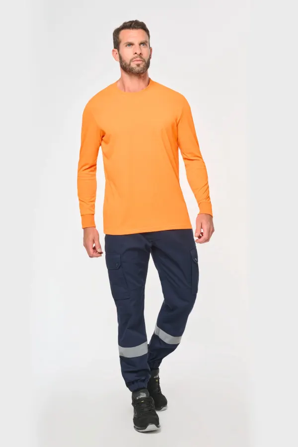 Pantalon cargo unisexe avec bas élastiqué et bande réfléchissante porté — vue 2