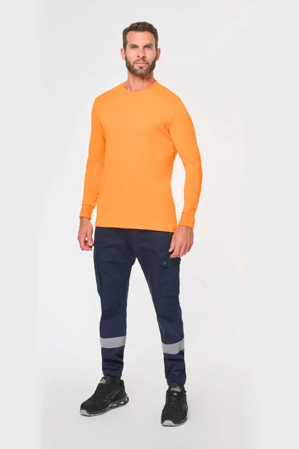 Pantalon cargo unisexe avec bas élastiqué et bande réfléchissante porté — vue 3