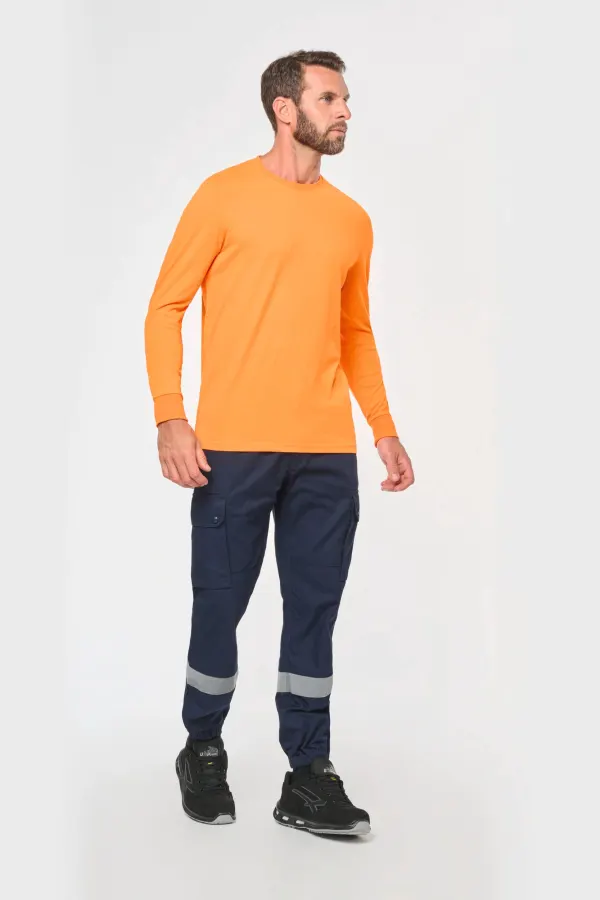 Pantalon cargo unisexe avec bas élastiqué et bande réfléchissante porté — vue 4