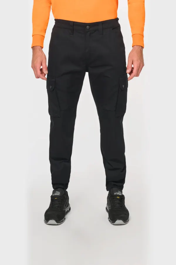 Pantalon cargo unisexe avec bas élastiqué porté — vue 1