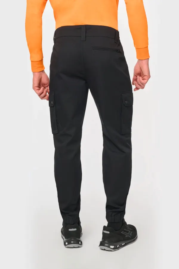 Pantalon cargo unisexe avec bas élastiqué porté — vue 2