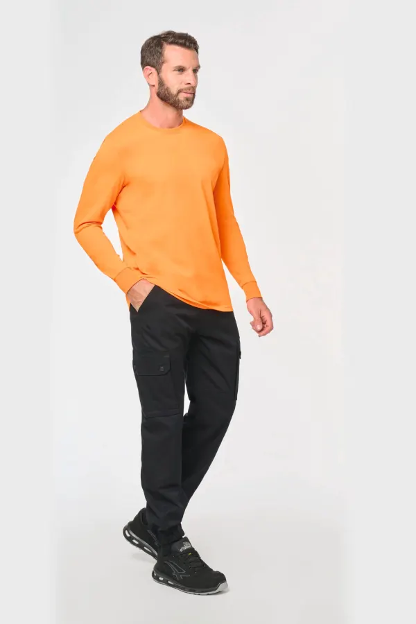 Pantalon cargo unisexe avec bas élastiqué porté — vue 3