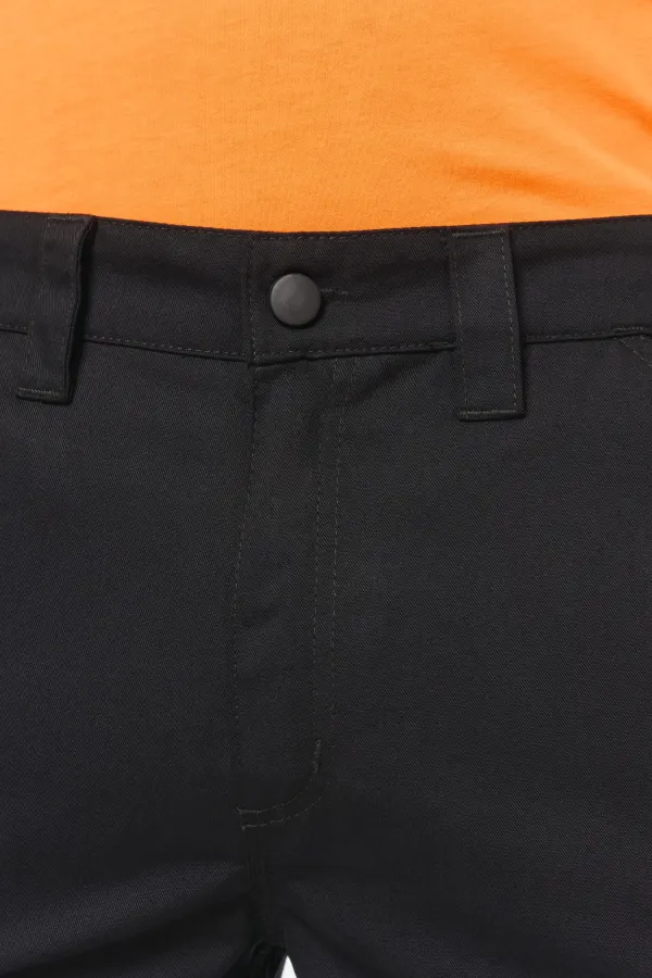 Pantalon cargo unisexe avec bas élastiqué porté — vue 4