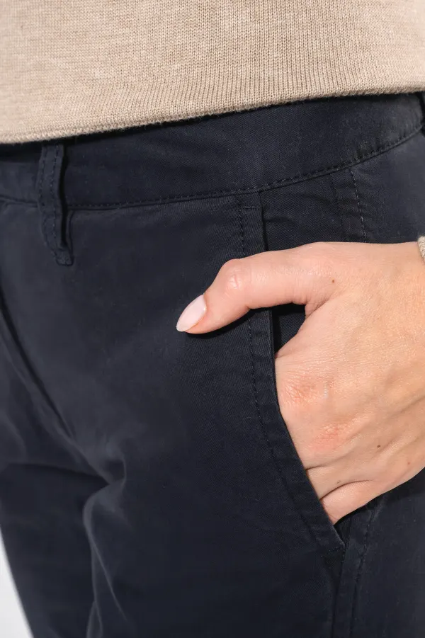 Pantalon chino femme porté — vue 3
