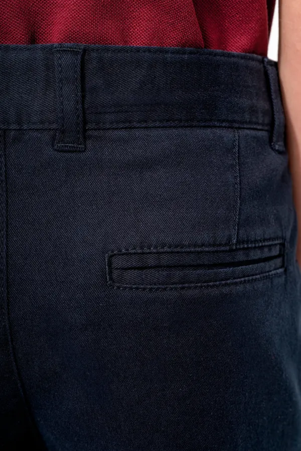 Pantalon chino garçon porté — vue 3