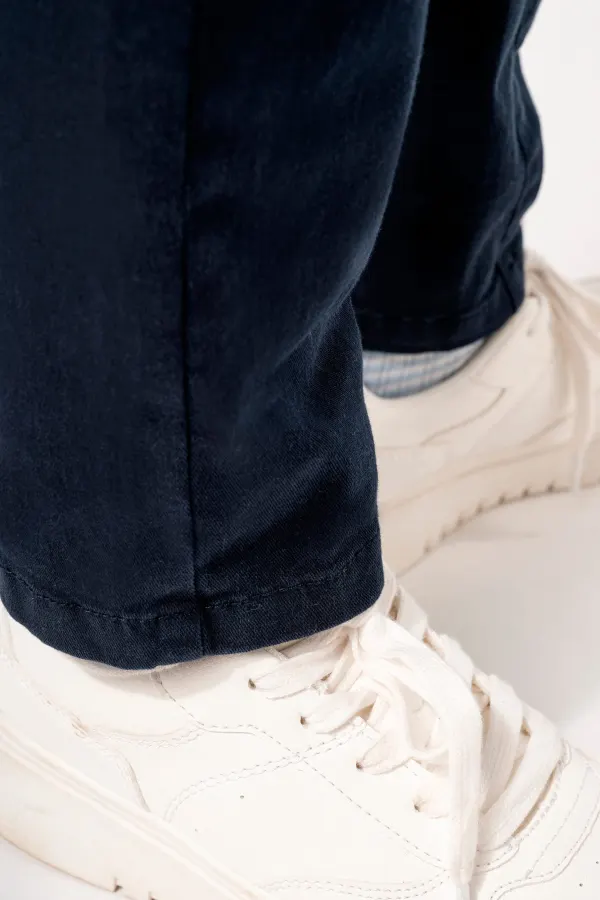 Pantalon chino garçon porté — vue 4