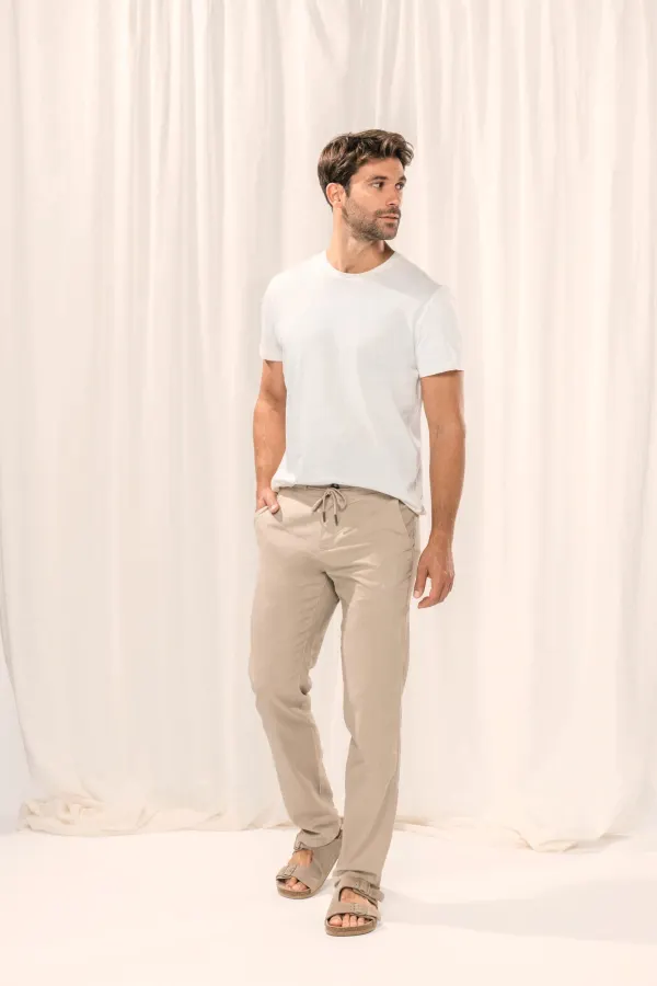 Pantalon écoresponsable en lin et coton bio homme porté — vue 3
