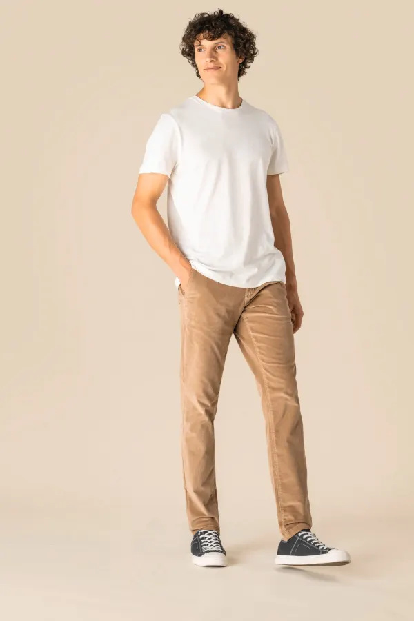 Pantalon écoresponsable en velours côtelé homme porté — vue 1