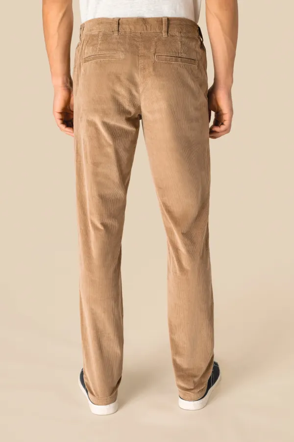 Pantalon écoresponsable en velours côtelé homme porté — vue 3