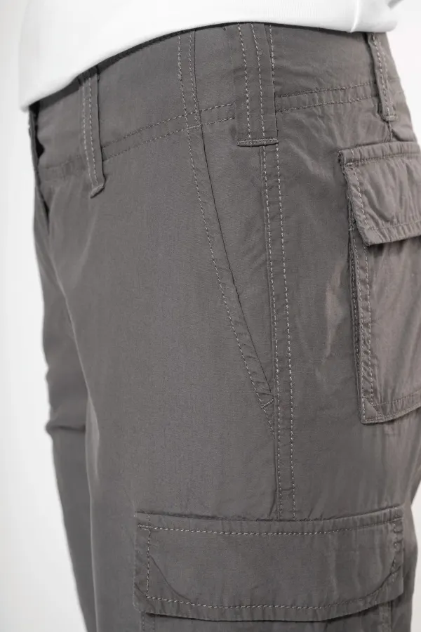 Pantalon léger multipoches femme porté — vue 3