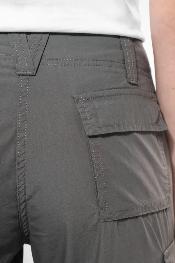 Pantalon léger multipoches femme porté — vue 4