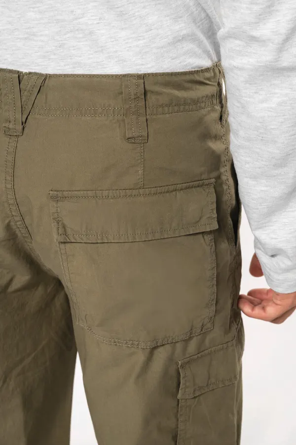 Pantalon léger multipoches homme porté — vue 4