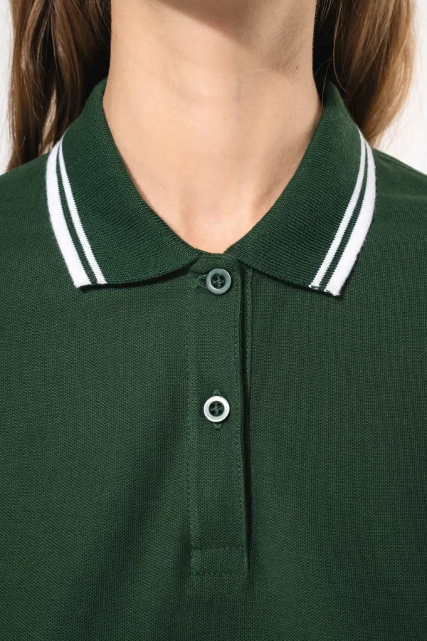 Polo femme manches courtes à liserés contrastés porté — vue 2