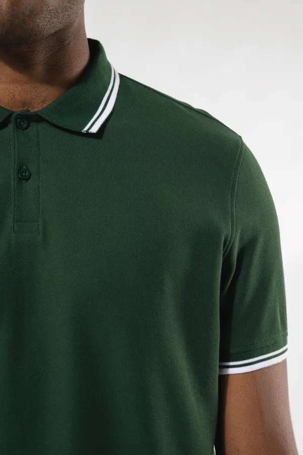 Polo homme manches courtes à liserés contrastés porté — vue 3