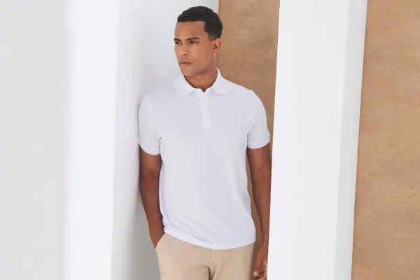 Polo homme polyester recyclé porté — vue 2