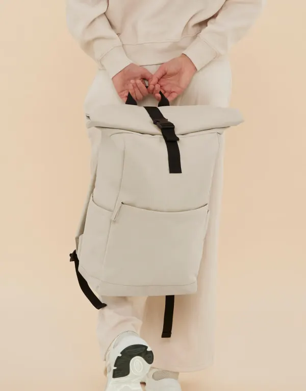 Premium Recycled Roll Top Backpack porté — vue 2