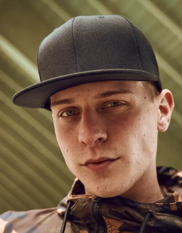 Pro-Style Twill Snapback Youth Cap porté — vue 1