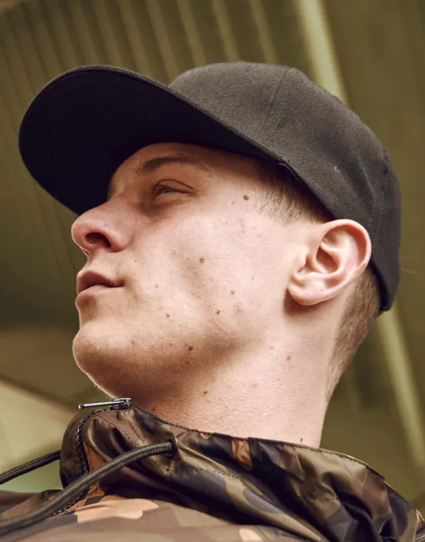 Pro-Style Twill Snapback Youth Cap porté — vue 2