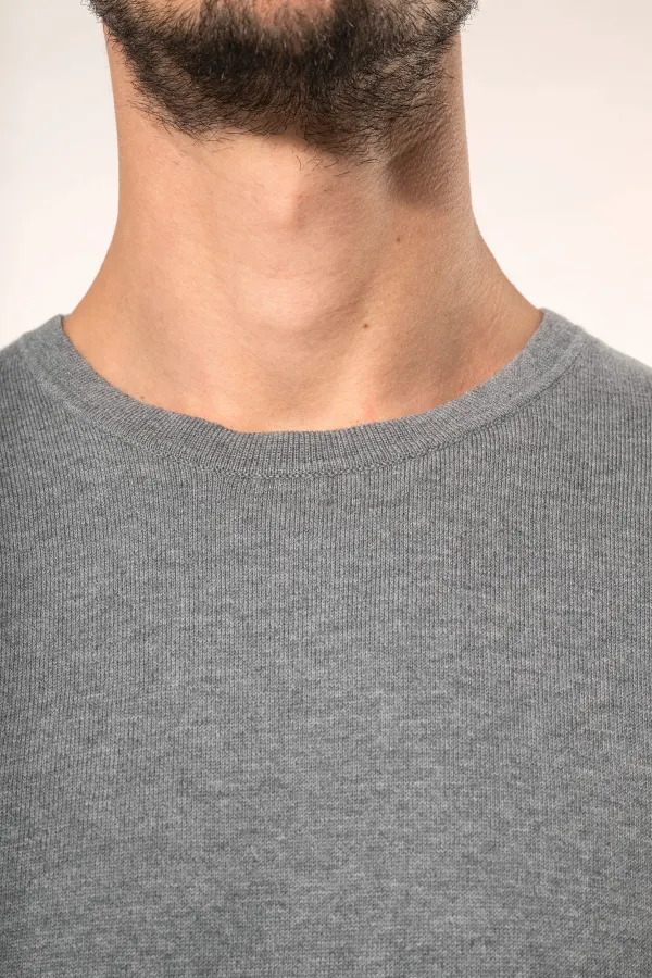 Pull Supima® col rond homme porté — vue 3