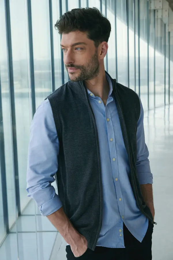 Pull zippé sans manches pour homme porté — vue 1