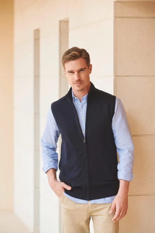 Pull zippé sans manches pour homme porté — vue 2