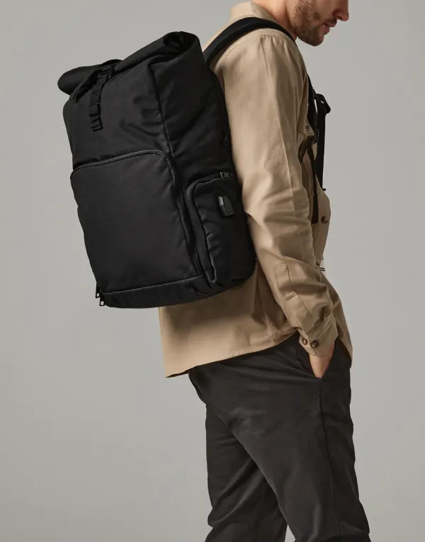 Q-Tech Charge Roll-Top Backpack porté — vue 1