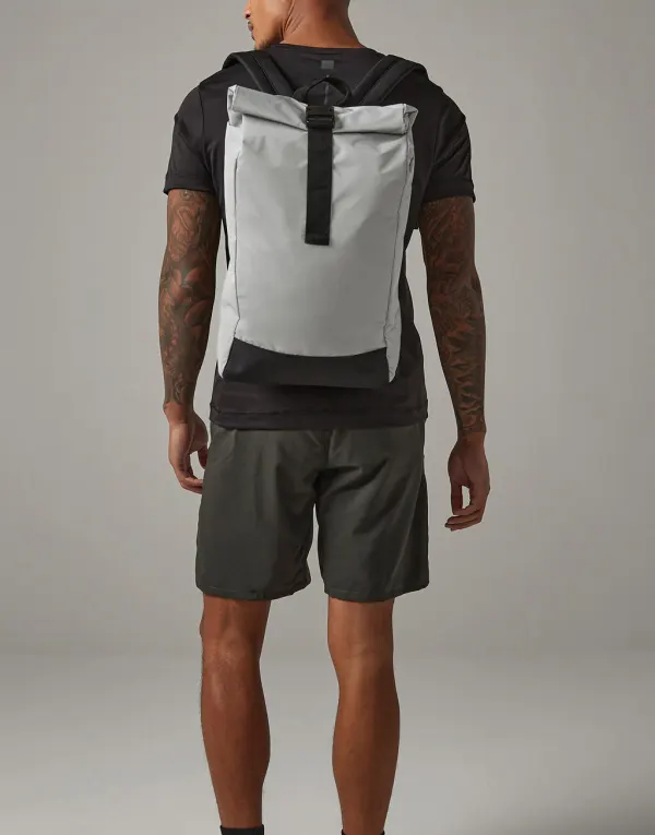 Reflective Roll-Top Backpack porté — vue 1