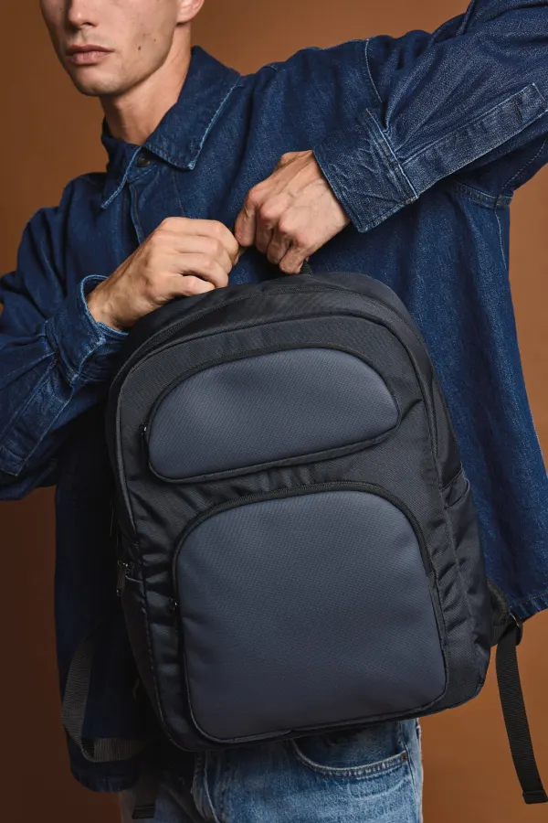 Sac à dos business avec compartiment pour ordinateur portable porté — vue 1