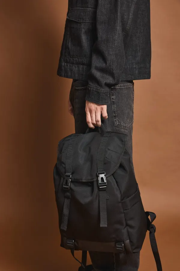 Sac à dos de sport casual porté — vue 2