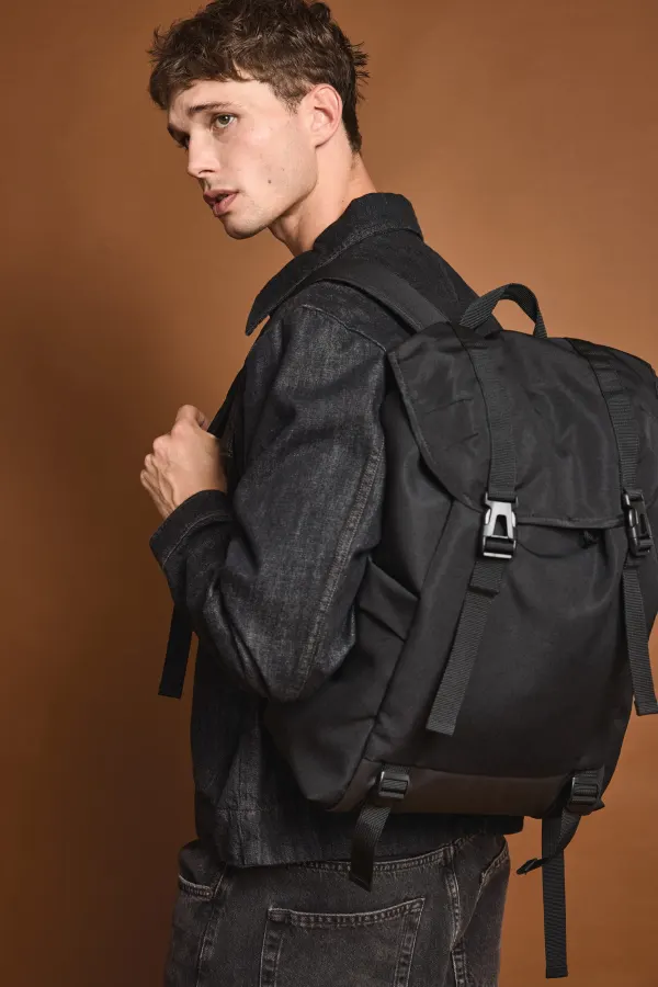 Sac à dos de sport casual porté — vue 3