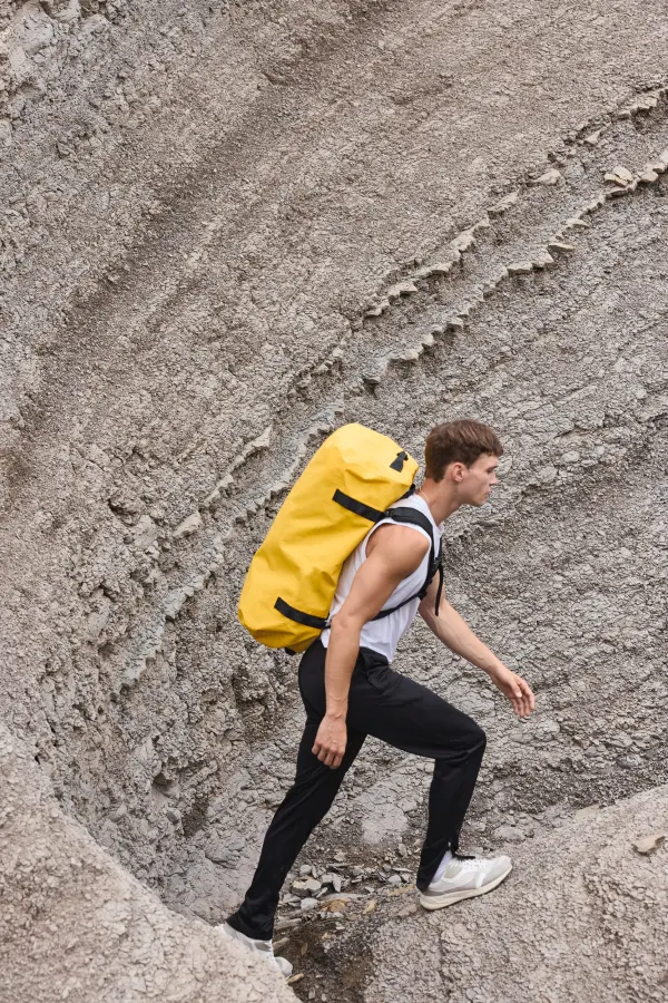 Sac à dos de voyage imperméable porté — vue 4