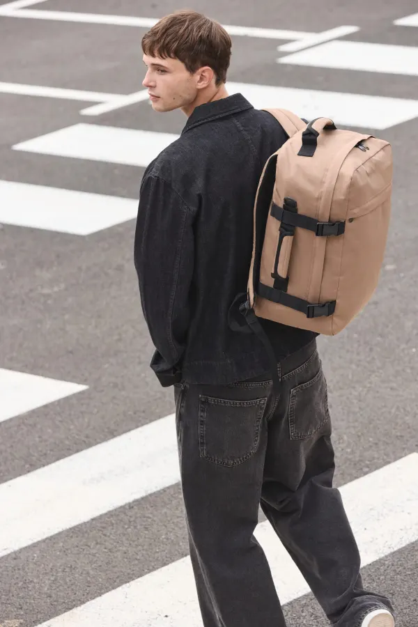 Sac à dos de voyage multi-usages porté — vue 1