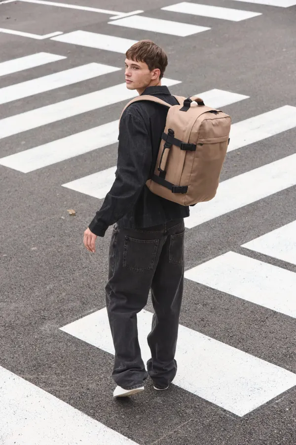 Sac à dos de voyage multi-usages porté — vue 2