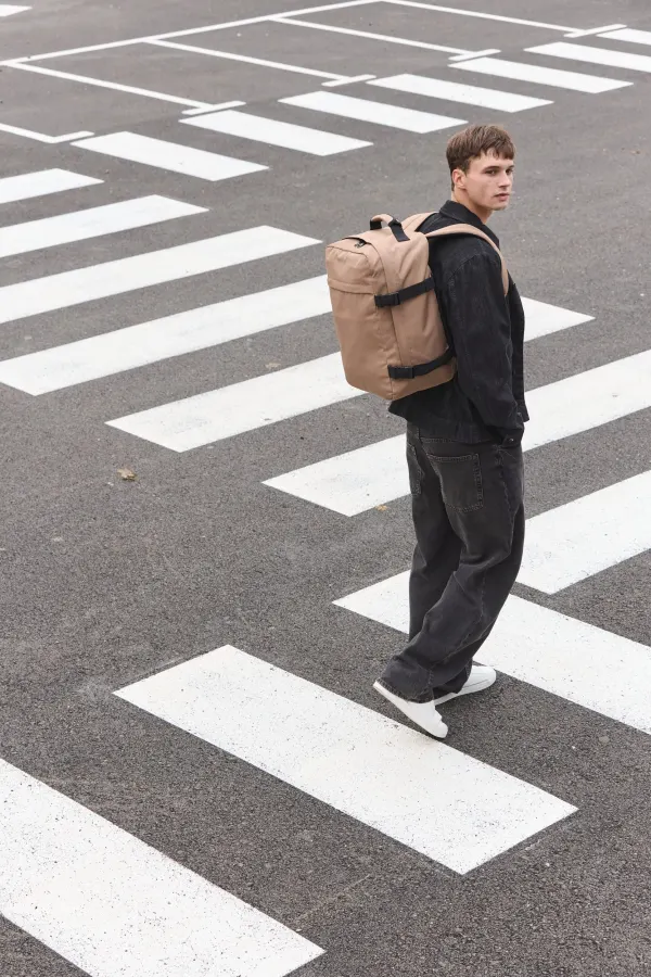 Sac à dos de voyage multi-usages porté — vue 3