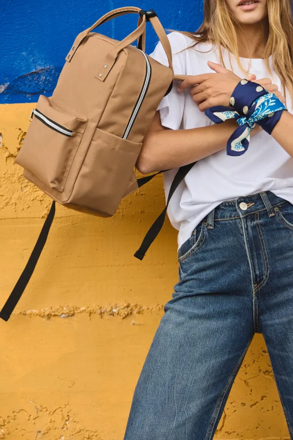 Sac à dos style urbain porté — vue 1