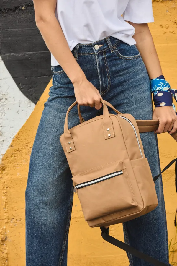 Sac à dos style urbain porté — vue 3