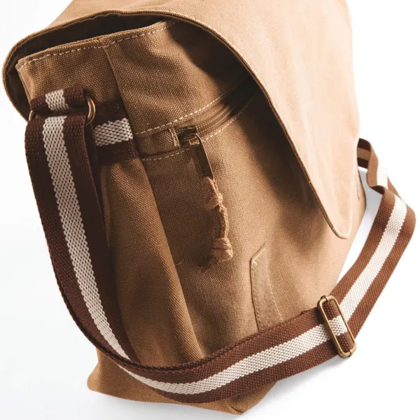 Sac courrier vintage en toile porté — vue 2