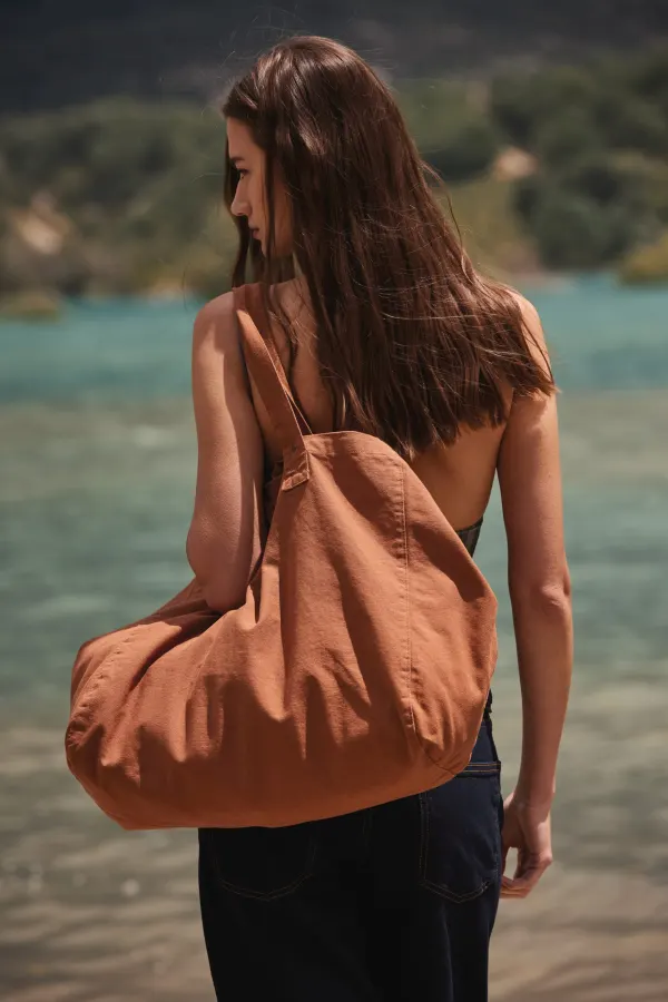 Sac de shopping en coton délavé porté — vue 1