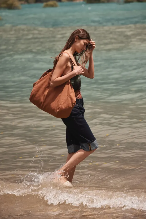Sac de shopping en coton délavé porté — vue 2