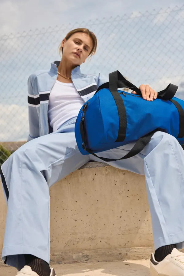 Sac de sport avec ceinture d'épaule porté — vue 2