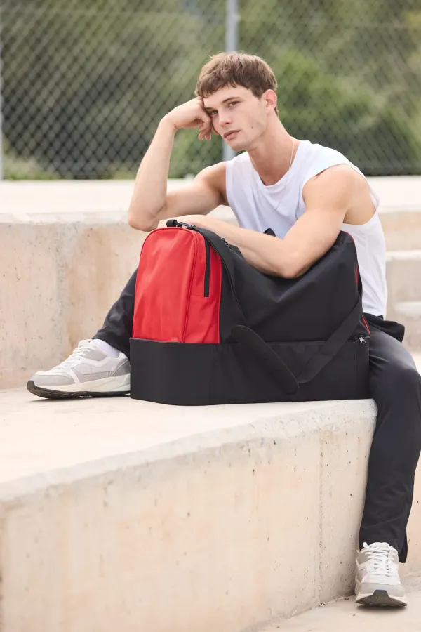 Sac de sport avec fond rigide porté — vue 2