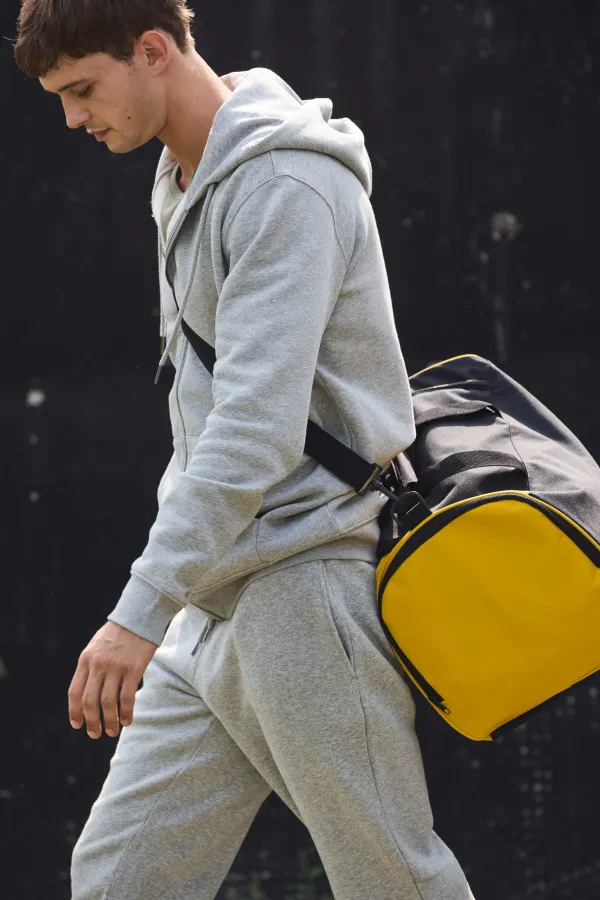 Sac de sport bicolore porté — vue 3