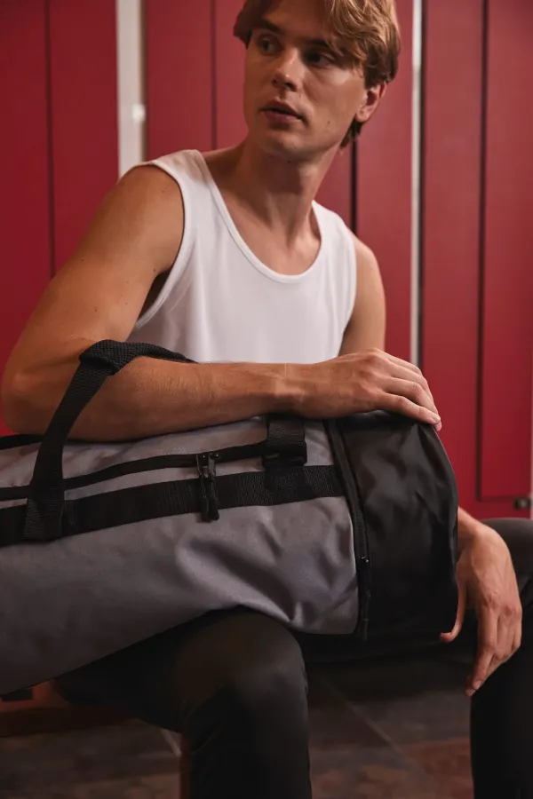 Sac de sport forme tube avec compartiment chaussures séparé porté — vue 1